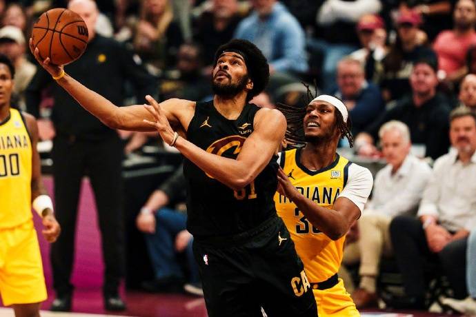 NBA季后赛悬念重重，步行者逆转雄鹿晋级东部决赛